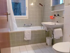 y baño con bañera, lavabo y aseo. en Apartment Kondor by Interhome, en Zermatt