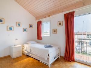 Una cama o camas en una habitación de Apartment Vasco de Gama B8-R by Interhome