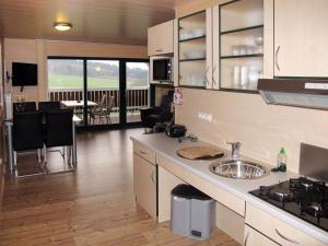 Kjøkken eller kjøkkenkrok på Holiday Home Erzeberg-3 by Interhome