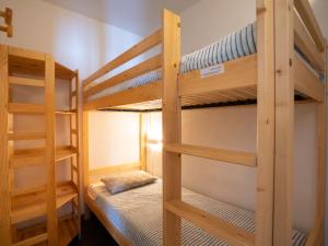 ティーニュにあるApartment Le Borsat-4 by Interhomeの二段ベッド2組が備わる二段ベッド付きの客室です。