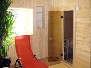 ビショフスマイスにあるHoliday Home Triendl by Interhomeの赤い椅子と窓が備わる客室です。