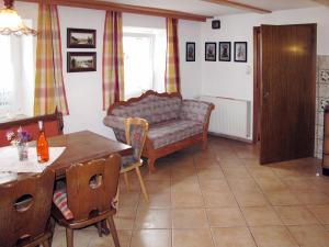 una sala de estar con un sofá y una mesa en Holiday Home Triendl by Interhome, en Bischofsmais 23 fotos más