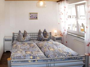 un dormitorio con una cama y una ventana en Holiday Home Triendl by Interhome, en Bischofsmais