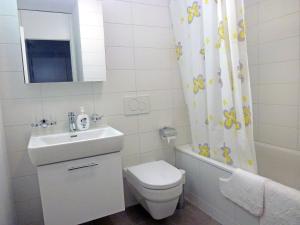 ロカルノにあるApartment Bletilla by Interhomeのバスルーム(トイレ、洗面台、シャワーカーテン付)
