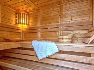 eine Holzsauna mit einer Bank darin in der Unterkunft Holiday Home Dünenhaus Familia Comfort by Interhome in Großpösna