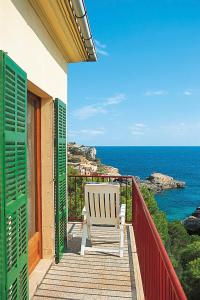 Cala s'AlmoniaにあるHoliday Home Ses Sevines - LOM303 by Interhomeの白いベンチ(海を見渡すバルコニーに座る)
