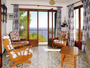 Cala s'AlmoniaにあるHoliday Home Ses Sevines - LOM303 by Interhomeの海の景色を望むリビングルーム