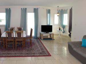 Televízia a/alebo spoločenská miestnosť v ubytovaní Apartment Suzi-2 by Interhome