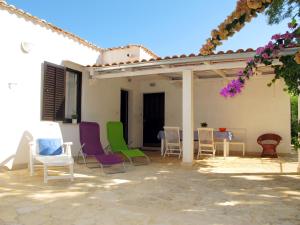 eine Gruppe von Stühlen und Tischen auf einer Terrasse in der Unterkunft Apartment Lila by Interhome in Mirce