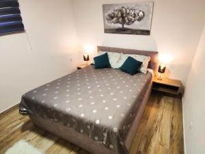 - une chambre avec un grand lit et deux lampes dans l'établissement Holiday Home Milka by Interhome, à Pridraga