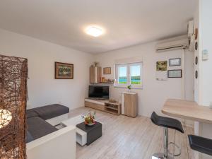 Televízia a/alebo spoločenská miestnosť v ubytovaní Holiday Home Milka by Interhome