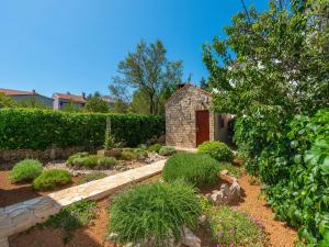 Vonkajšia záhrada v ubytovaní Holiday Home Milka by Interhome