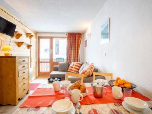 una sala de estar con una mesa con fruta. en Apartment Le Hameau du Borsat-1 by Interhome en Tignes