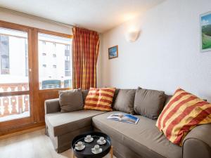 sala de estar con sofá y ventana en Apartment Le Hameau du Borsat-1 by Interhome en Tignes