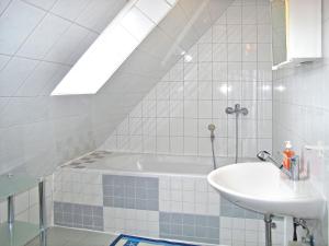 uma casa de banho com um lavatório e uma banheira em Apartment Seeblick by Interhome em Verchen