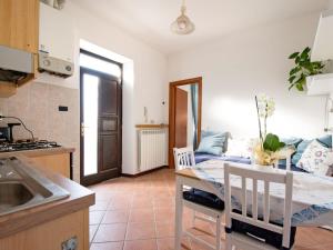 ルイーノにあるApartment Allegra by Interhomeのキッチン、リビングルーム(テーブル、椅子付)