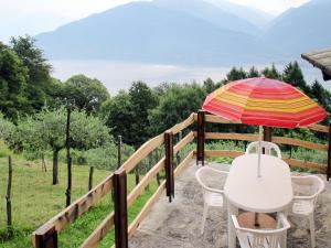 un tavolo e sedie con ombrellone su un sentiero di Holiday Home Cascina Ulivi by Interhome a Belmonte