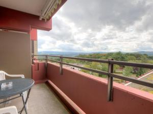 einen Balkon mit einem Tisch und Aussicht in der Unterkunft Apartment A707 by Interhome in Lahnstein