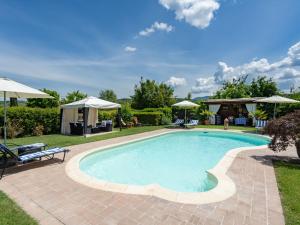 The swimming pool at or close to Holiday Home Cadellura by Interhome