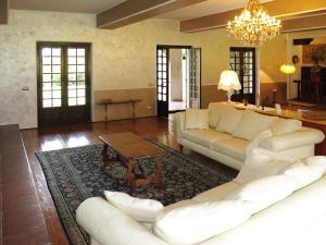 Una sala de estar con un sofá blanco y una mesa. en Holiday Home La Bertolina by Interhome, en Torrazzo