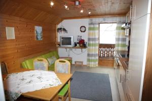 Eldhús eða eldhúskrókur á Ferienhaus Hintersee