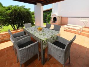 un tavolo da pranzo e sedie su un patio di Holiday Home Mirto Marino - REI410 by Interhome a Costa Rei