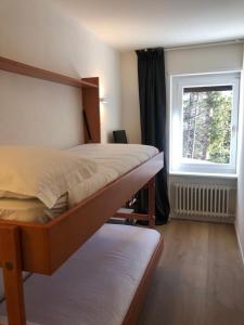 מיטה או מיטות בחדר ב-Sankt Moritz Dorf Charme Apartment
