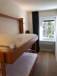Un pat sau paturi într-o cameră la Sankt Moritz Dorf Charme Apartment
