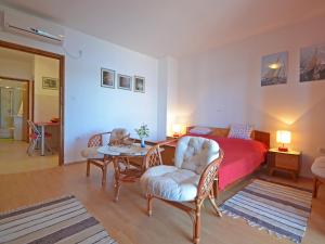 Schlafzimmer mit einem Bett, einem Tisch und Stühlen in der Unterkunft Apartment Matal by Interhome in Podorjak