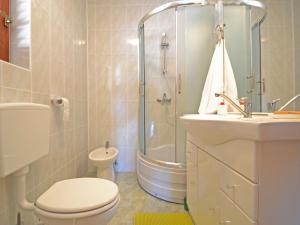 Kúpeľňa v ubytovaní Apartment Matal by Interhome + 6 fotografií