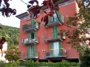 un edificio rojo con balcones en un lateral en Apartment Franco by Interhome, en Porto Ceresio