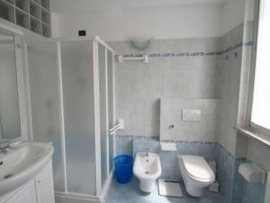 A bathroom at Apartment Franco by Interhome