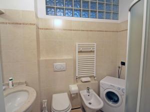 A bathroom at Apartment Franco by Interhome