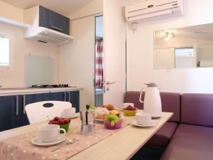 Kuchyň nebo kuchyňský kout v ubytování Holiday Home Balatontourist Füred-1 by Interhome