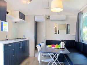 eine kleine Küche und einen Tisch in einem Zimmer in der Unterkunft Holiday Home Eden-1 by Interhome in San Felice del Benaco
