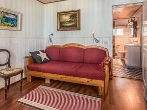 Holiday Home Helga by Interhome في Hitis: أريكة حمراء في غرفة مع حمام