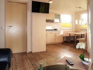 uma sala de estar com uma mesa e uma cozinha em Holiday Home Erzeberg-4 by Interhome em Balhorn