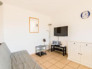 - un salon avec un canapé et une télévision dans l'établissement Apartment Les Andalouses by Interhome, au Cap d'Agde
