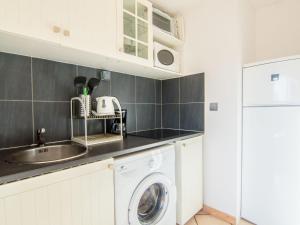 Η κουζίνα ή μικρή κουζίνα στο Apartment Les Andalouses by Interhome +22 φωτογραφίες