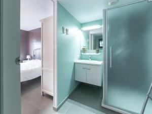 Un baño de Apartment Vosseslag I by Interhome