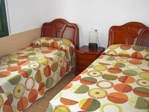 ベグールにあるHoliday Home Golf Relax 3 dorm by Interhomeのベッドルーム1室(隣り合わせのベッド2台付)