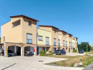 een groot gebouw met auto's geparkeerd op een parkeerplaats bij Apartment Seglerhütte by Interhome in Großpösna