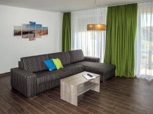 een woonkamer met een bank en een tafel bij Apartment Seglerhütte by Interhome in Großpösna