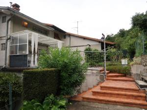 una casa con escaleras delante en Apartment Colombaio by Interhome, en Dumenza