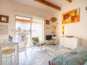 Schlafzimmer mit einem Bett, einem Tisch und Stühlen in der Unterkunft Holiday Home Les Cristallines-3 by Interhome in Cap d'Agde