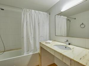 ベグールにあるApartment GOLF MAR by Interhomeのバスルーム(シンク、シャワー、鏡付)
