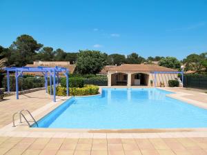 ラ・モットにあるHoliday Home Le Clos d'Azur 1 - LMO138 by Interhomeの家屋を背景にした大型スイミングプール