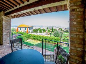 patio con tavolo e sedie blu e vista di Apartment Appartamento Ginepro - Borgo in Chianni by Interhome a Chianni