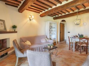 un soggiorno con divano e tavolo di Apartment Appartamento Ginepro - Borgo in Chianni by Interhome a Chianni