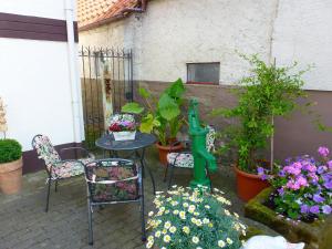 eine Terrasse mit einem Tisch, Stühlen und Blumen in der Unterkunft Holiday Home Roth by Interhome in Neuried